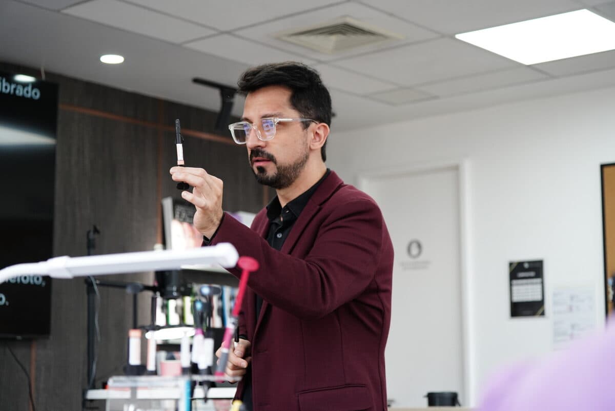 El Dr. Rubí mostrando un instrumento durante la clase