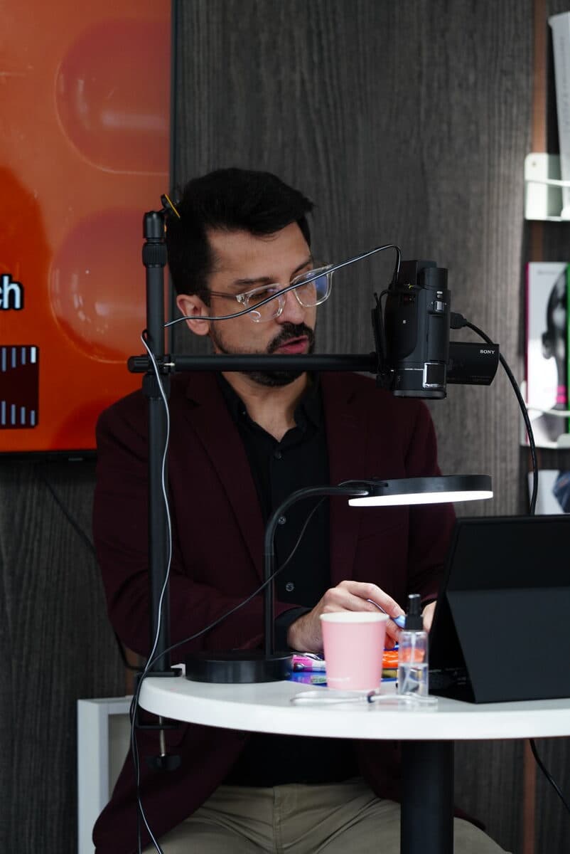 El Dr. Rubí trabajando con lupas frente a la cámara