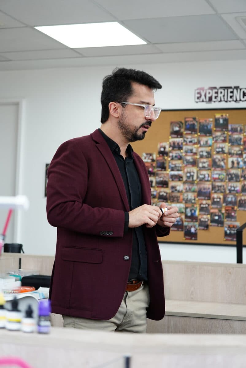 El Dr. Rubí dictando