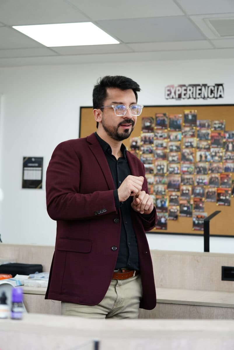 Mostrando el material a los alumnos