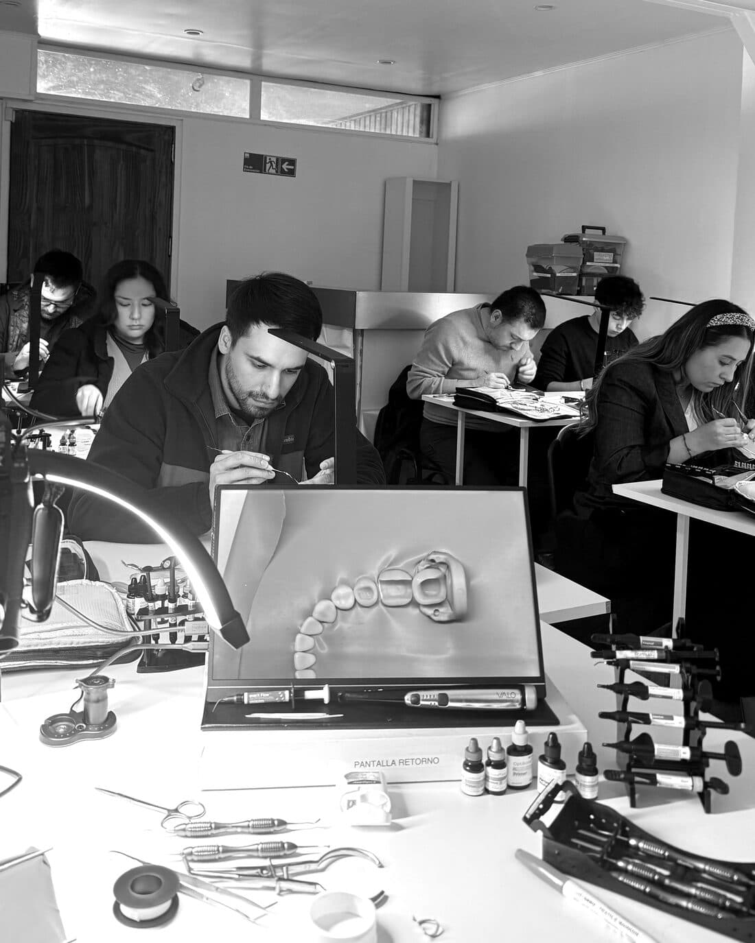 Instrumental y pantalla de retorno en el puesto de trabajo