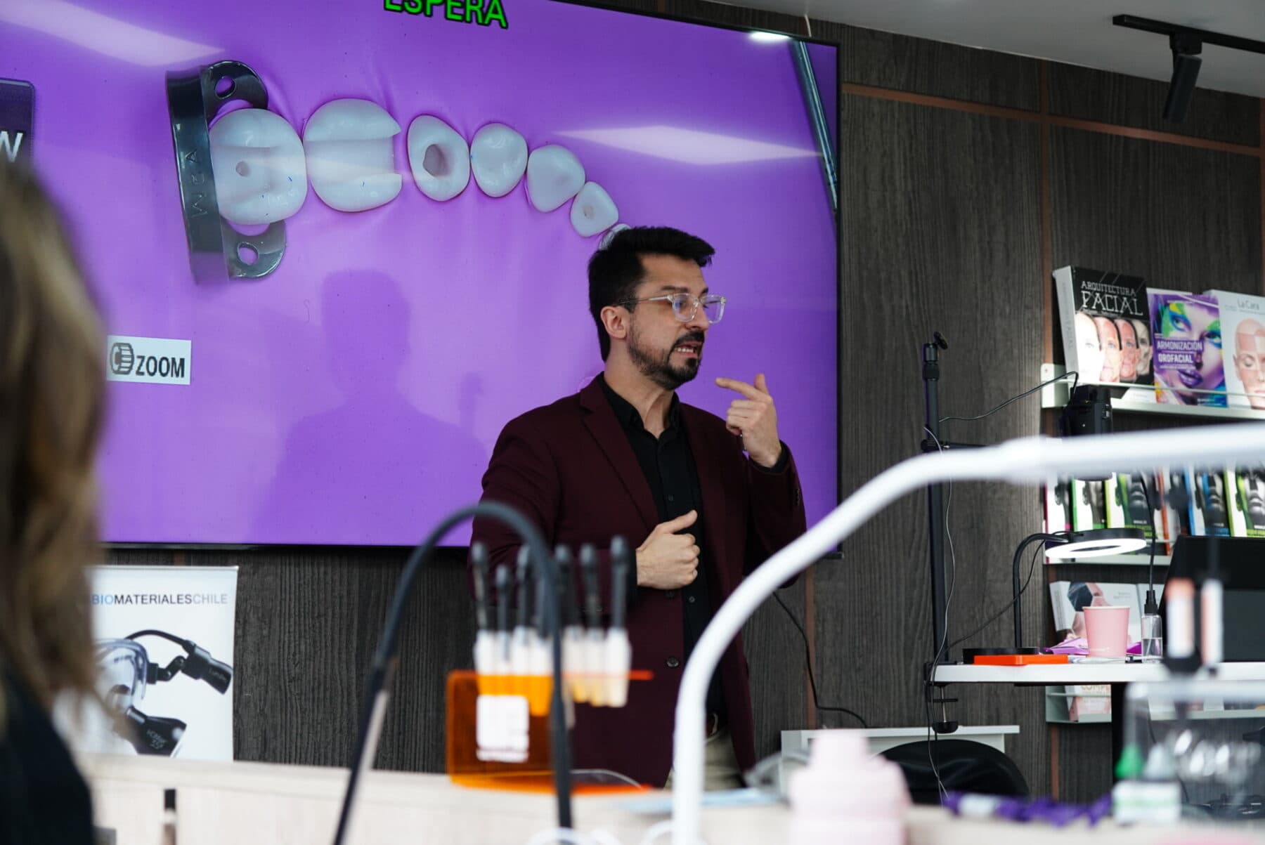 El Dr. Rubí explicando frente a la pantalla