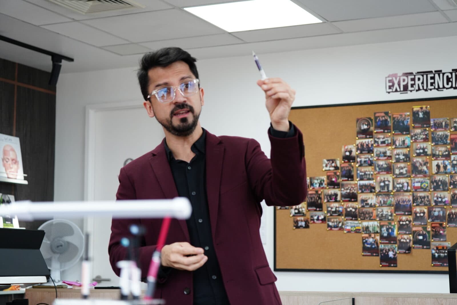 El Dr. Rubí mostrando material durante el curso