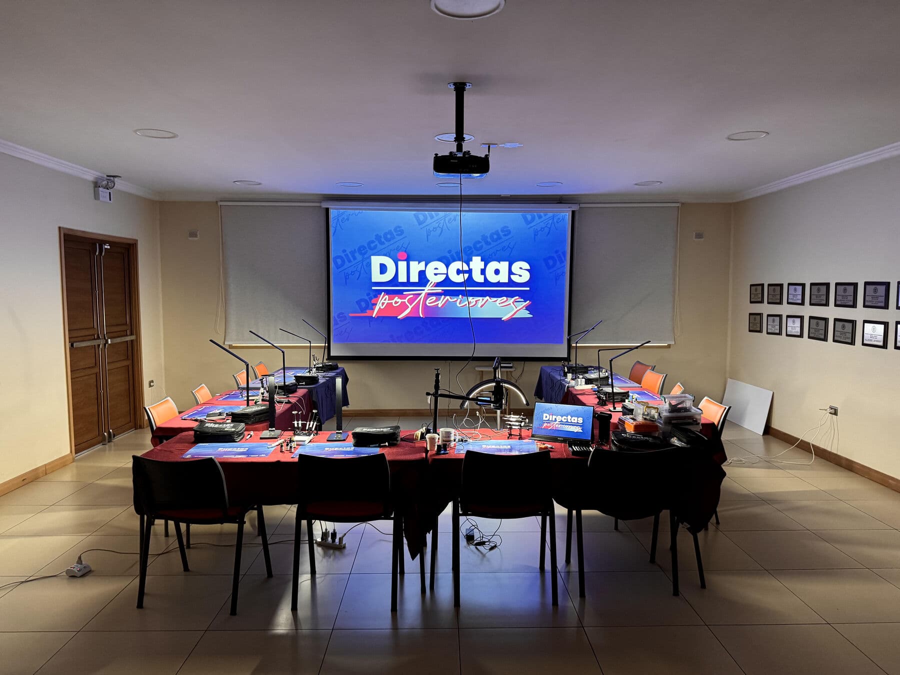 La sala antes de que llegue el grupo